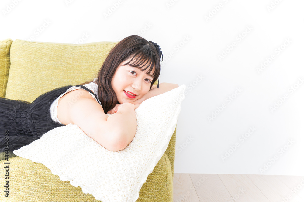 プレゼンテーション・司会をする若いビジネスウーマン