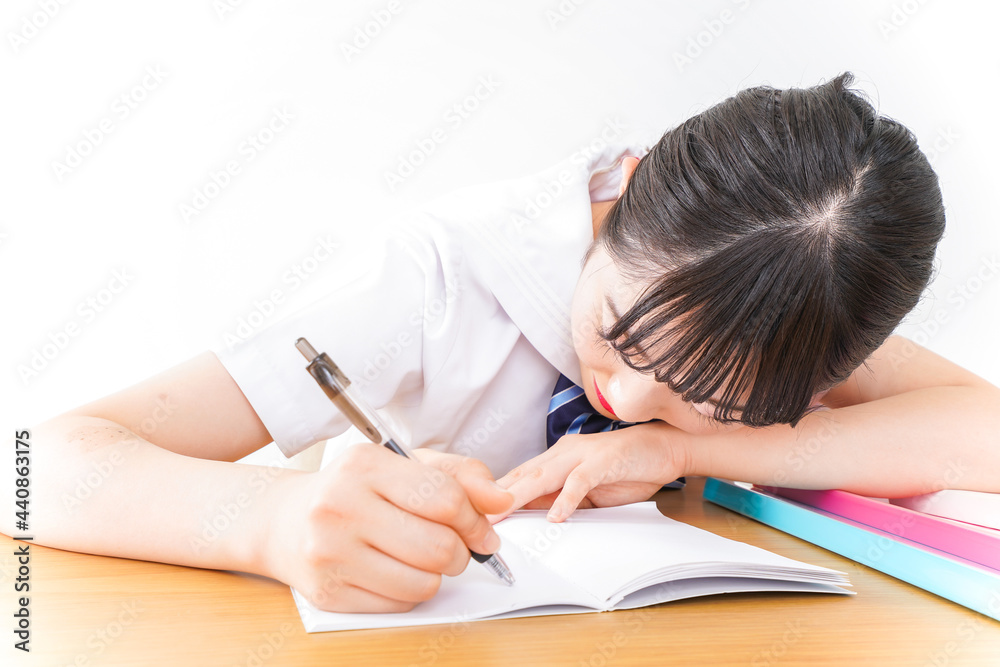 ダイエットをする若い女性