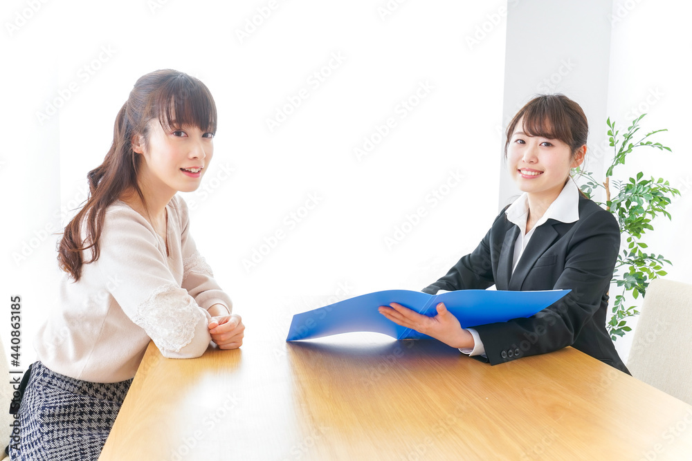 外回りの営業をする女性 外回りの営業をする女性
