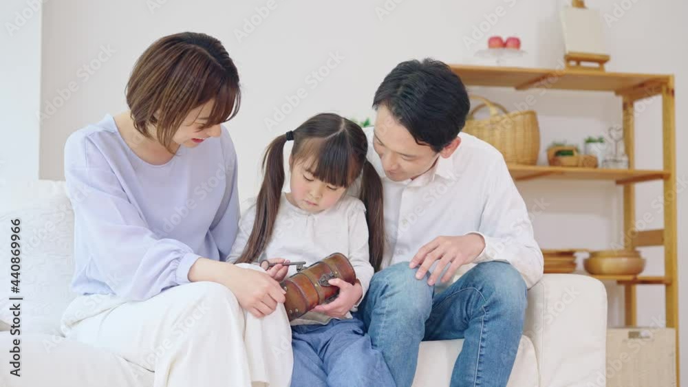 おもちゃで遊ぶ親子　ファミリーイメージ　スローモーション