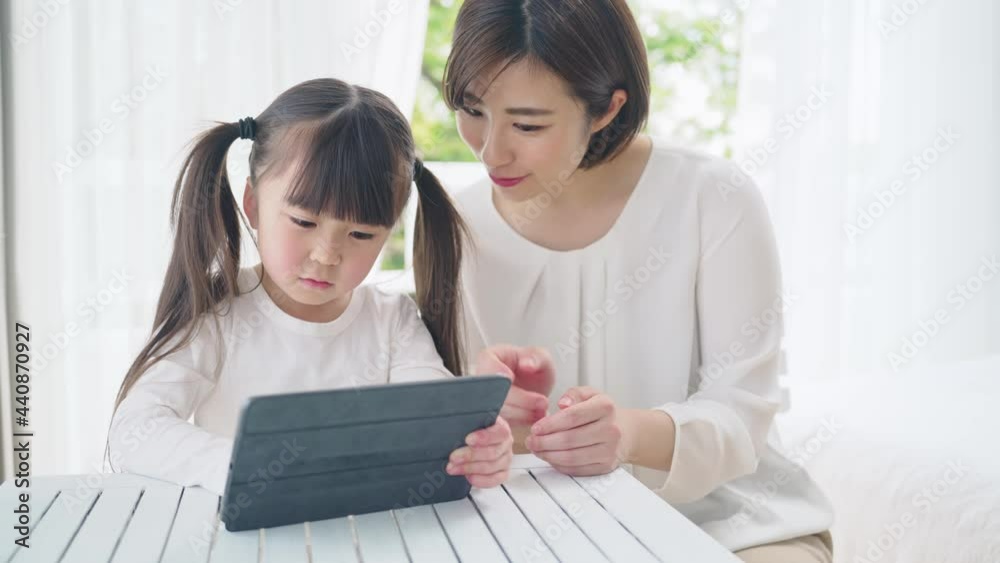タブレットを見る女の子 オンライン学習 個別指導 スローモーション タブレットを見る女の子 オンライン学習 個別指導 スローモーション