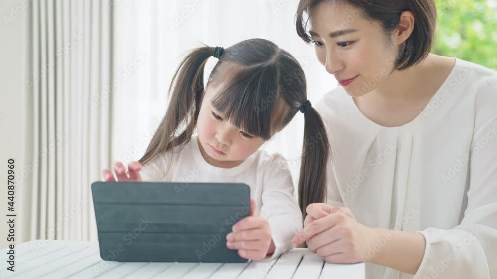 タブレットを見る女の子 オンライン学習 個別指導 スローモーション タブレットを見る女の子 オンライン学習 個別指導 スローモーション