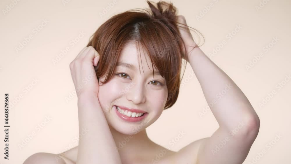 髪をくしゃくしゃにするショートヘアの女性 ヘアケアイメージ 髪をくしゃくしゃにするショートヘアの女性 ヘアケアイメージ