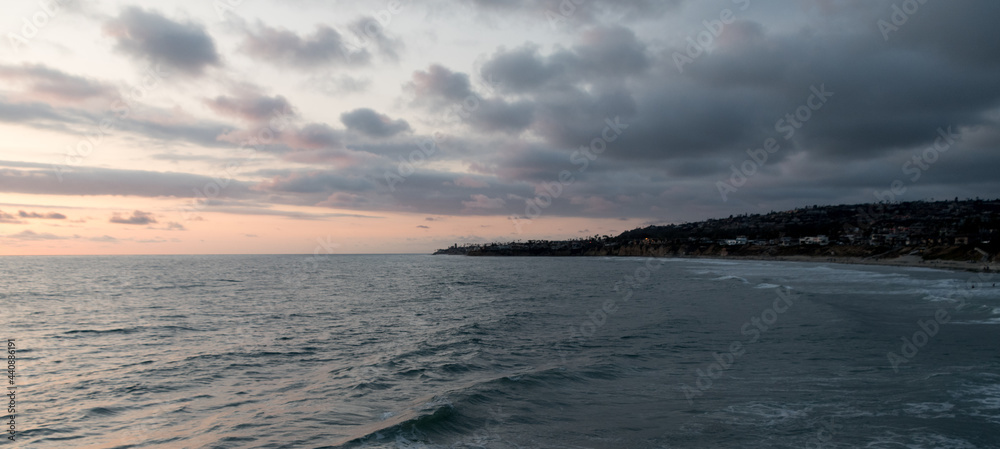 Obraz premium Looking at La Jolla hills from Crystal Pier during stormy sunset,