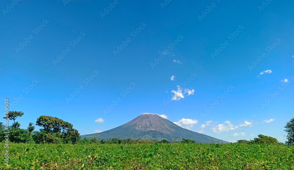 Obraz premium Vista del Volcan Chaparrastique, San Miguel, El Salvador.