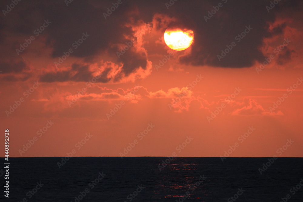 南国リゾート、ハワイ島（ビッグアイランド）。海に沈む夕日