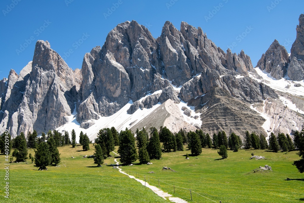 Die Gschnagenhardt Alm mit den Geislerspitzen im Hintergrund - Diese traumhafte Landschaft ist eine der schönsten Stellen in den Dolomiten