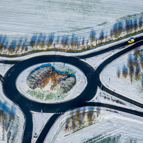 vue aérienne d'un rond-point sous la neige à Ormoy en Eure-et-Loir en France photo