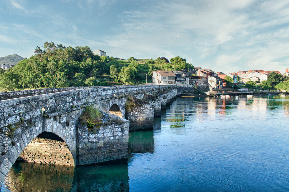 Puente medieval de Sampaio sobre el río Verdugo en la provincia de Pontevedra, España