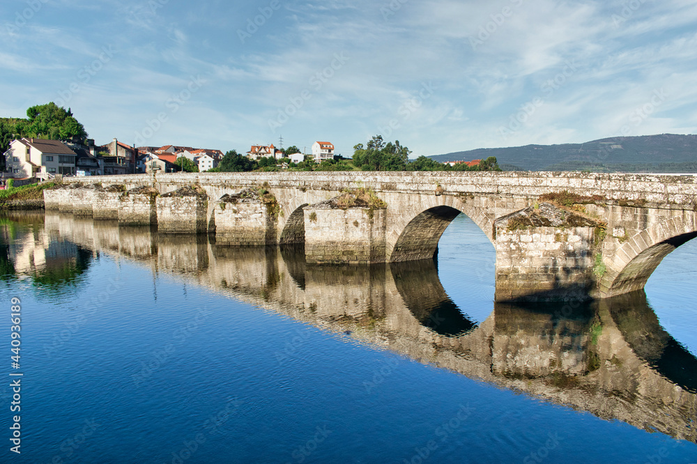 Reflejo del puente medieval de Ponte Sampaio sobre el agua del río Verdugo en la provincia de Pontevedra, España