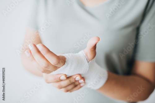 Εκτύπωση καμβά Woman with gauze bandage wrapped around her hand