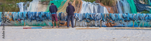 Pescadores preparando as redes de pesca.