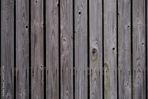 木目が出た木造の壁