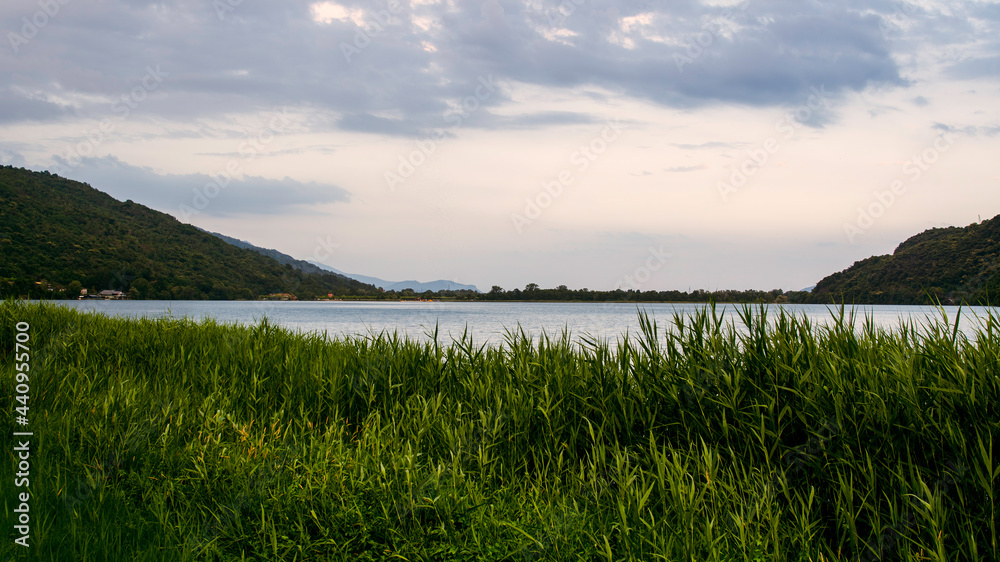 Lago di Mergozzo fotografato dall'omonimo comune al calare della sera.