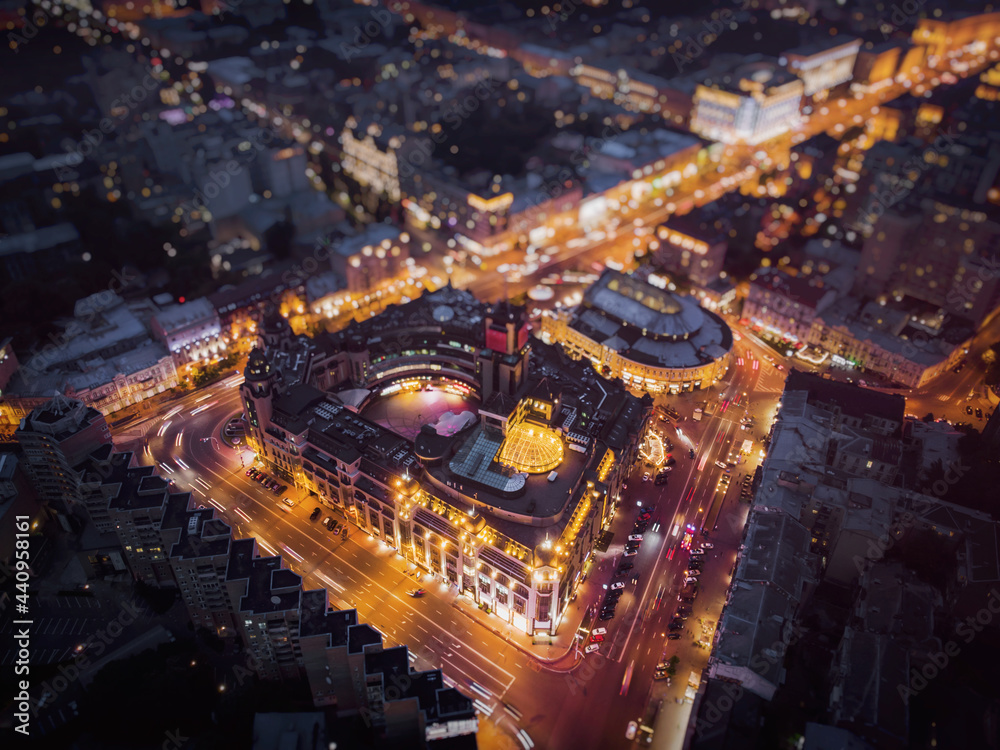 Obraz premium Night landscape of the city with a trapezoidal crossroads and a building in the center