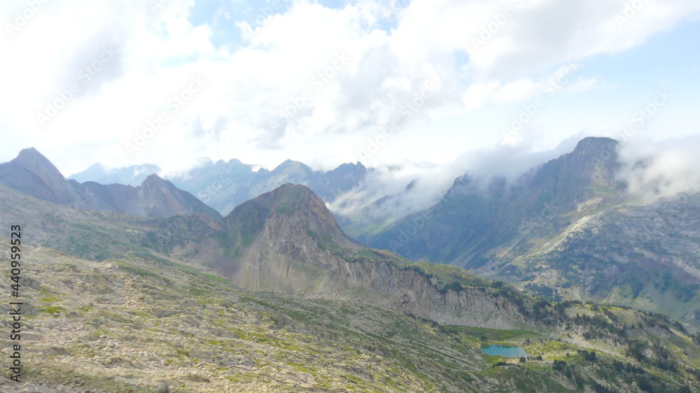 Vistas panorámicas de las montañas, picos y entorno durante la ascensión al Aneto en Pirineos. Vistas panorámicas de las montañas, picos y entorno durante la ascensión al Aneto en Pirineos.