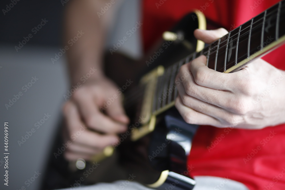 Dłoń gitarzysty na gryfie gitary elektrycznej - obrazy, fototapety, plakaty 