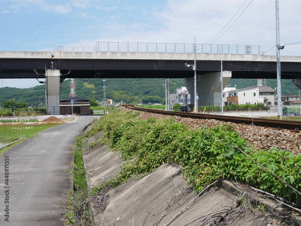 線路と高架　Railroad tracks and elevated tracks