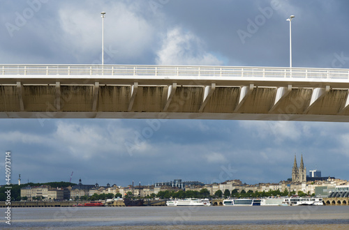 Point de vue depuis la Garonne sur le pont Chaban Delmas et la ville de Bordeaux en France photo