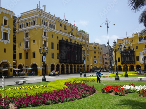 [Peru] View of Plaza de Armas with bright yellow buildings (Lima)