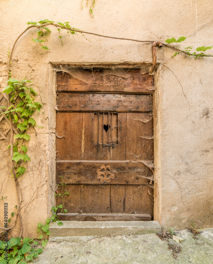 Porte ancienne à Simiane-la-Rotonde, Alpes-de-Haute-Provence, France Porte ancienne à Simiane-la-Rotonde, Alpes-de-Haute-Provence, France