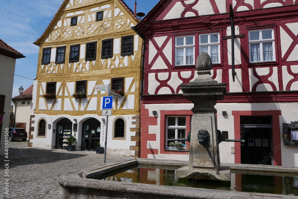 Naklejka premium Karlsplatz mit Brunnen und Rathaus in Prichsenstadt