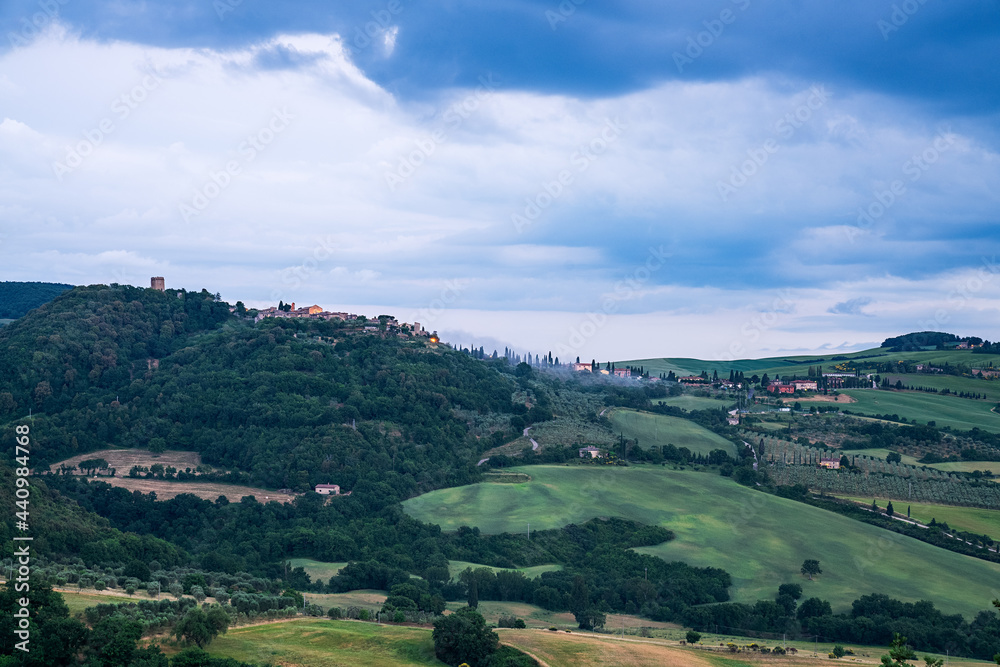 Landschaft in Italien Toskana Hügel mit Feldern und Wald im Hintergrund Häuser Landschaft in Italien Toskana Hügel mit Feldern und Wald im Hintergrund Häuser