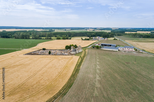 Vue aérienne de la campagne Française dans le Maine et Loire. Illustration de champs de blés avec une exploitation agricole et église.