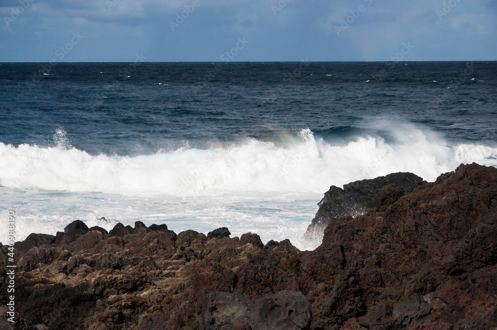 Kanaren, Lanzarote,. Küstenlinie mit typischen schwarzem erkaltetem Lavafelsen und kräftiger Brandung.