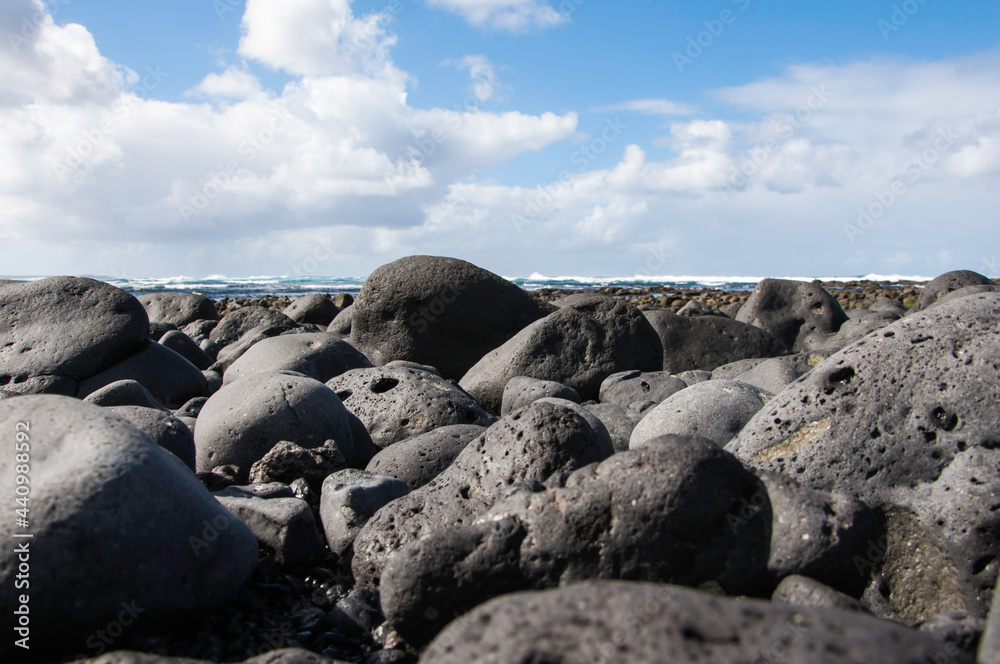 Kanaren, Lanzarote,. Küstenlinie mit typischen schwarzem erkaltetem Lavafelsen die im Laufe der Zeit rund geschliffen wurden