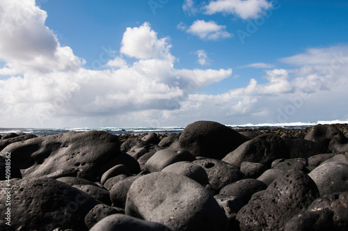Kanaren, Lanzarote,. Küstenlinie mit typischen schwarzem erkaltetem Lavafelsen die im Laufe der Zeit rund geschliffen wurden
