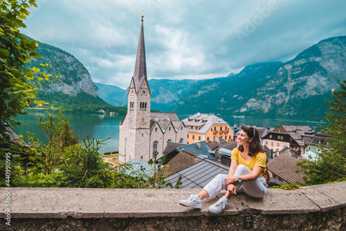 Obraz na płótnie woman sitting and enjoying the vie of hallstatt austria w salonie