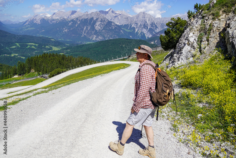 Naklejka premium Wandern in den Bergen Mann mit Rucksack 