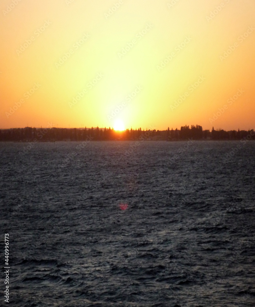 Naklejka premium Beautiful sunrise over the horizon