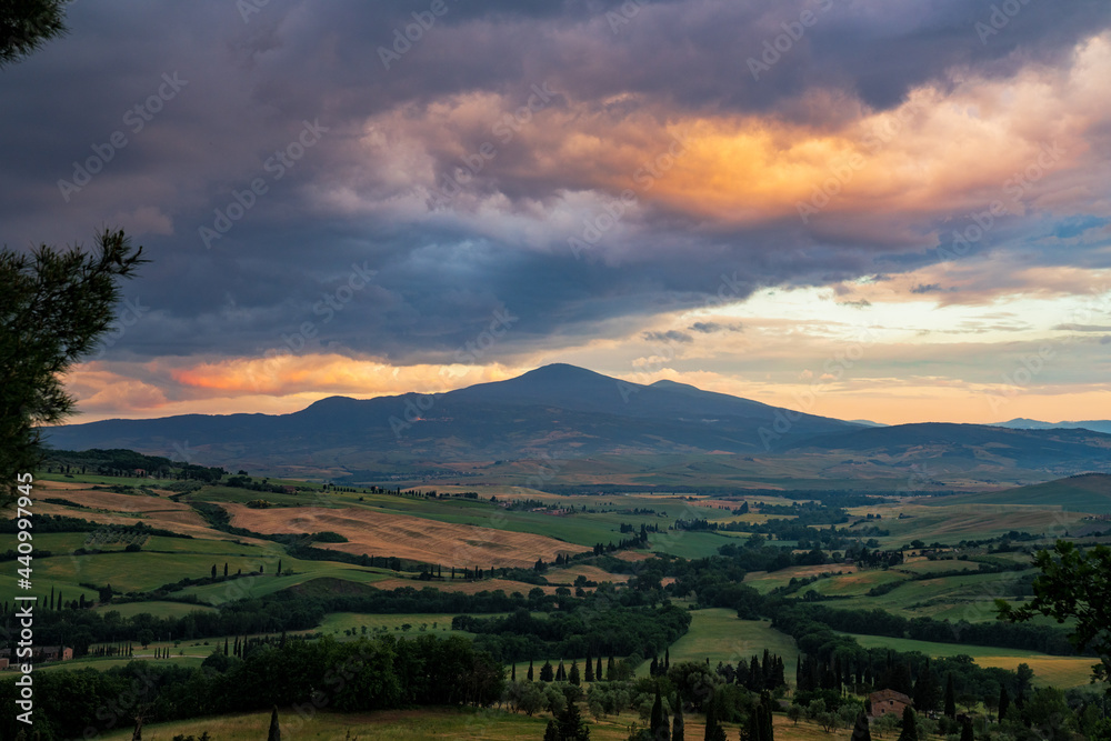 Sonnenuntergang in der Toskana Italien mit Wolken