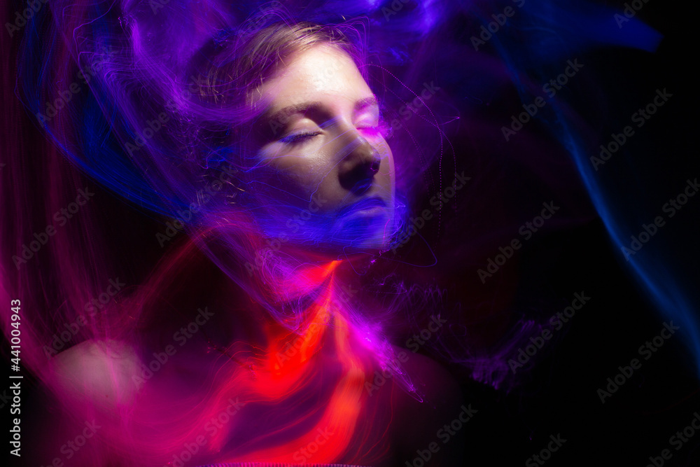 lightpainting portrait, new art direction, long exposure photo without photoshop, light drawing at long exposure
lightpainting portrait, new art direction, long exposure photo without photoshop, light drawing at long exposure