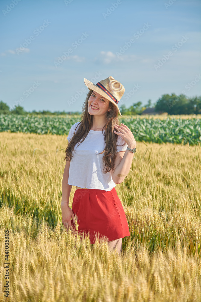 Obraz premium Young girl with long hair in a field