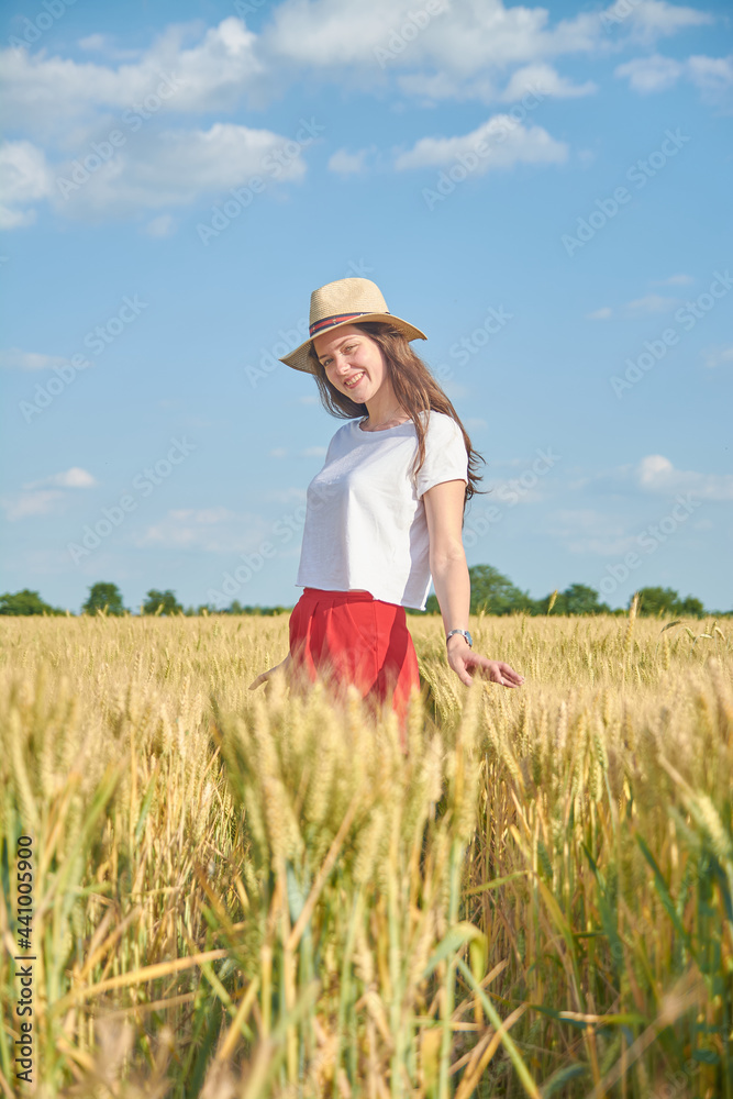 Obraz premium Young girl with long hair in a field