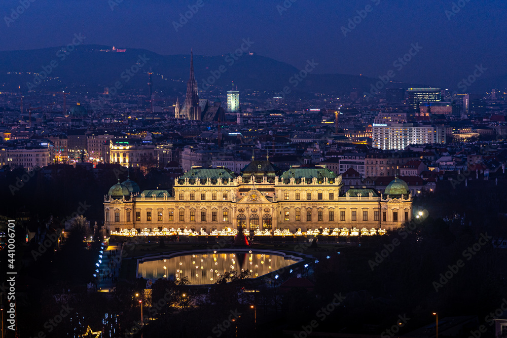 Belvedere und Wien bei Nacht von Oben