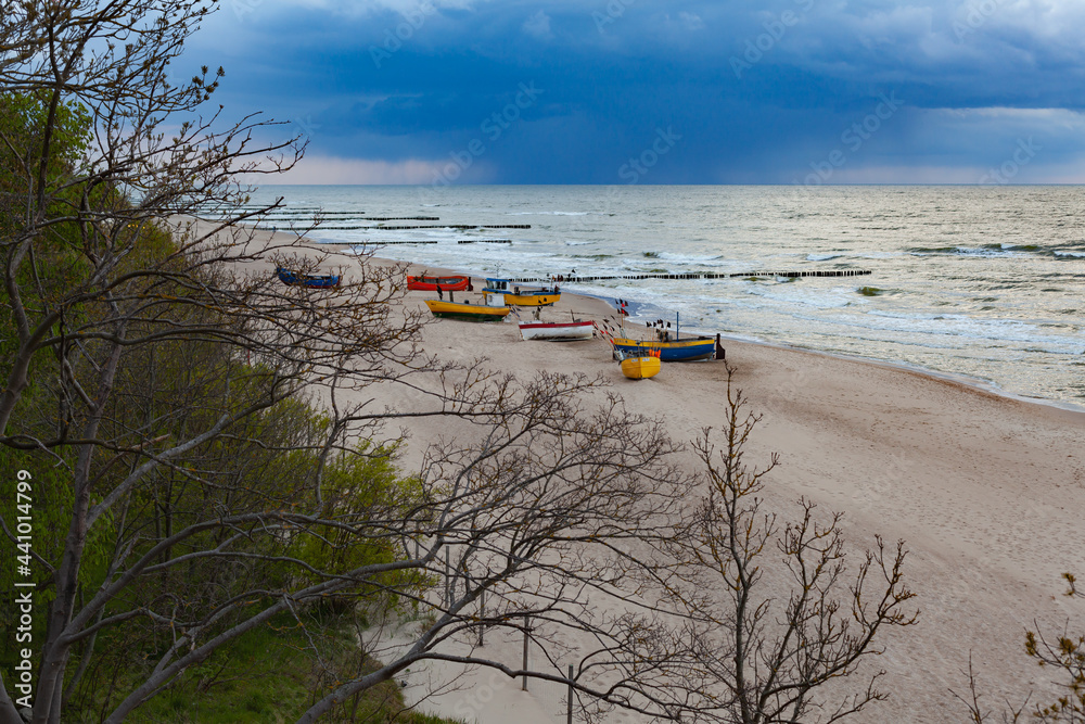 Kolorowe kurty rybackie na bałtyckiej plaży, Rewal, Polska