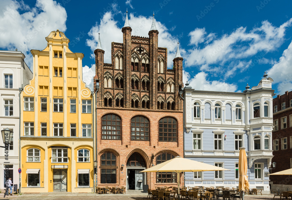 Stralsund – Old market square (Alter Markt) with colourful ancient buildings, Mecklenburg-Western Pomerania (Mecklenburg-Vorpommern), Germany 