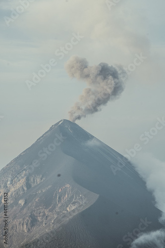 Volcan de fuego en éruption, lave et fumée