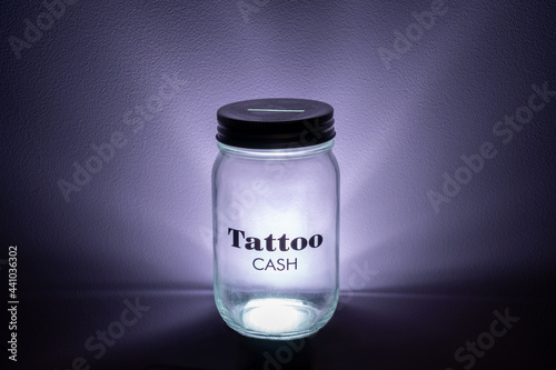 hucha de cristal para ahorrar dinero para tatuaje