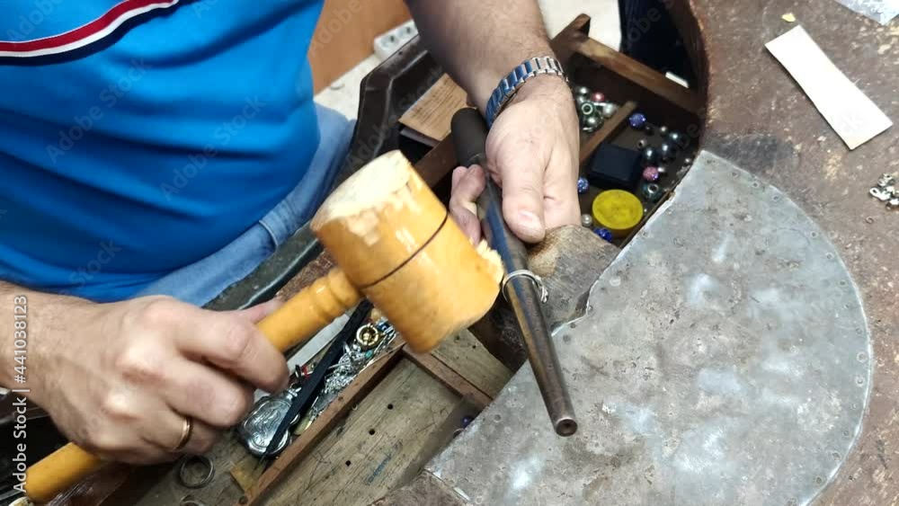 Joyero fabricando, reparando o puliendo el anillo de moda en el taller de joyería.