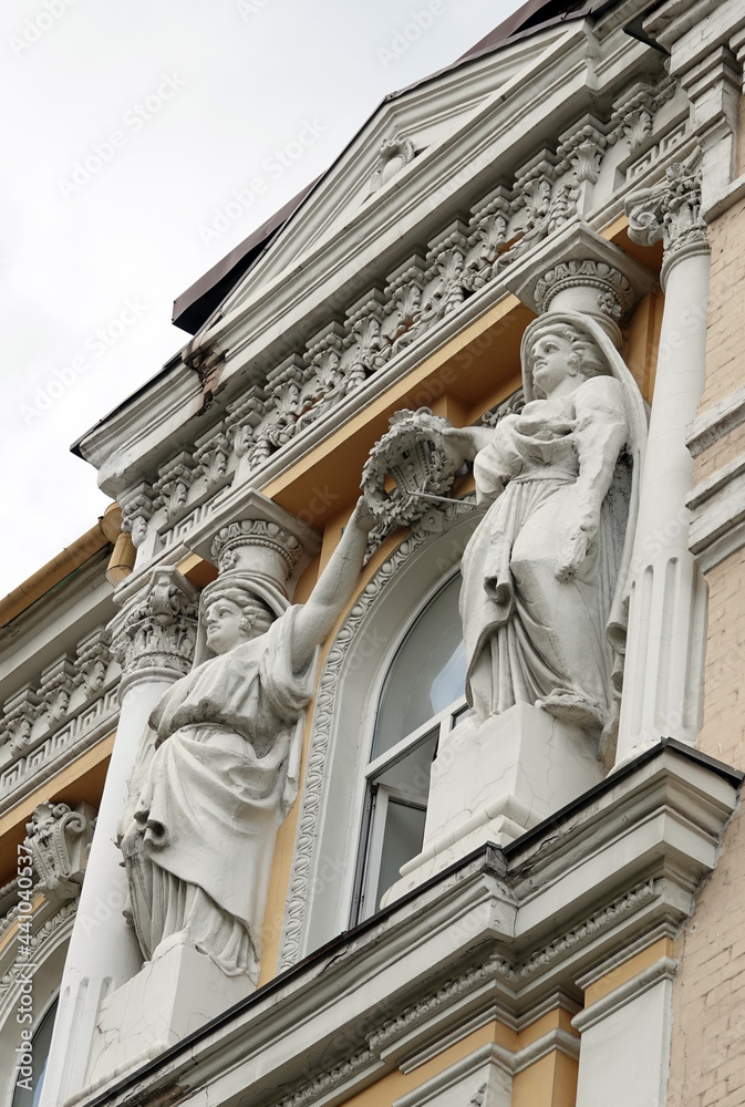 Obraz premium Building facade decoration with sculptures of people