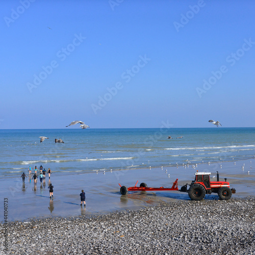 Cuadro en lienzo Carré baignade d'hiver d'un groupe de baigneuses et d'un tracteur à Quiberville