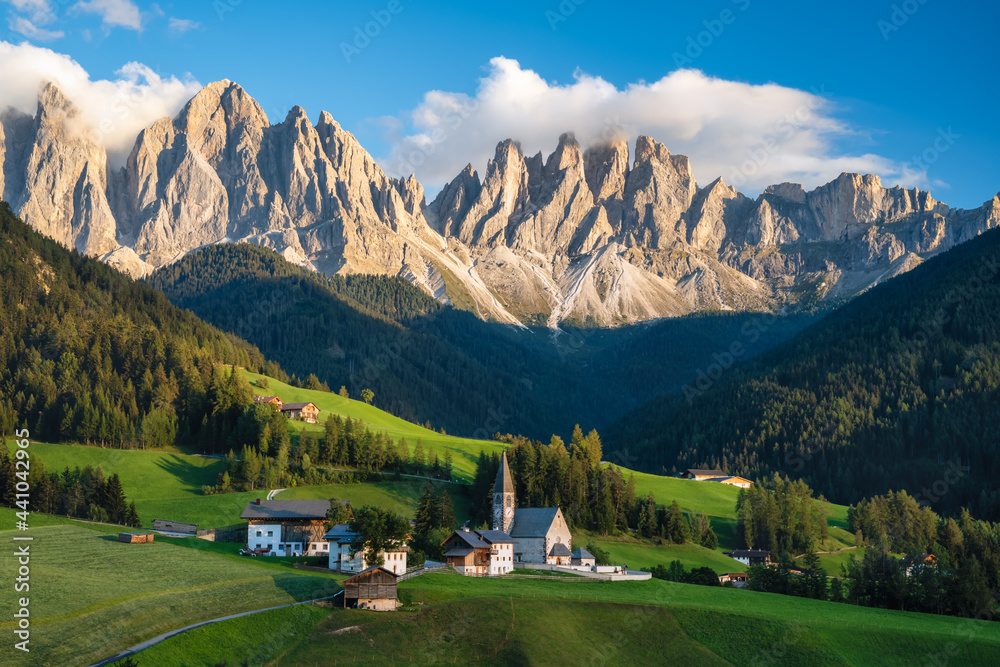 Ταπετσαρία St Magdalena church in Val di Funes valley, Dolomites, Italy