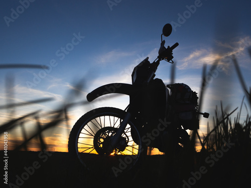 Motocykl o zachodzie słońca