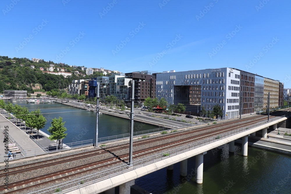 La darse, grand bassin artificiel dans le quartier d'affaires de Lyon Confluence, ville de Lyon, département du Rhone, France