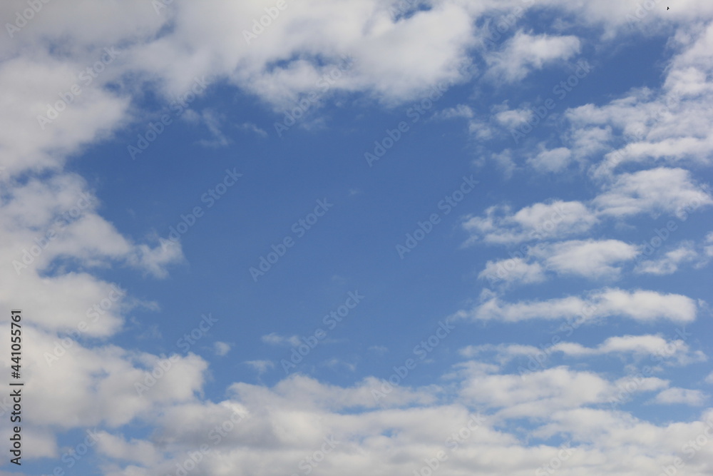 白い雲が取り囲む青い空